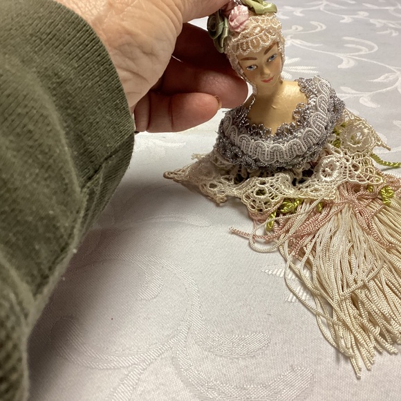 Ladies with Elegance VICTORIAN LADY. MUST SEE - Picture 9 of 9